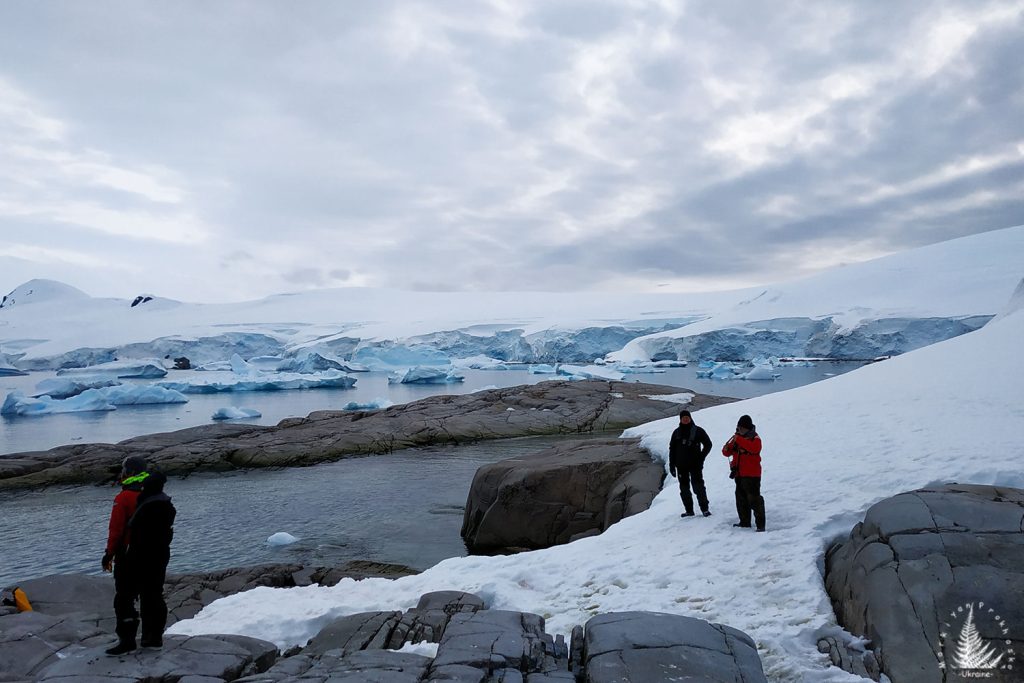 Borderlands of the Globe: First Steps on the Ice